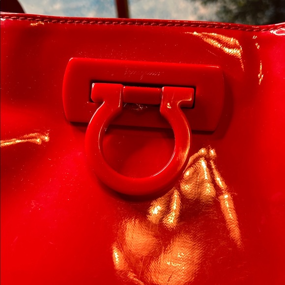 Salvador Faragamo Gancini Red Enameled Leather Large Tote Bag Beautiful! - Picture 10 of 12